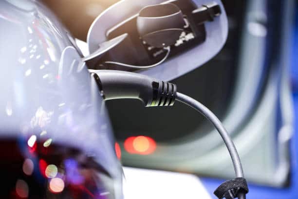 Gros plan sur une voiture électrique qui charge