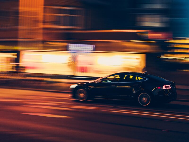Comment choisir un tracker GPS pour voiture : Guide complet